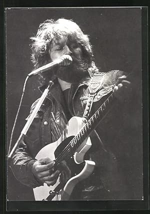 Bild des Verkufers fr Ansichtskarte Musiker Peter Maffay mit Gitarre zum Verkauf von Bartko-Reher