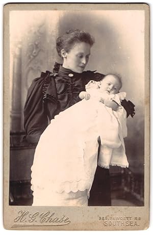 Photo H. G. Chase, Southsea, 325, Fawcett Road, Portrait elegante Dame mit Baby auf dem Arm