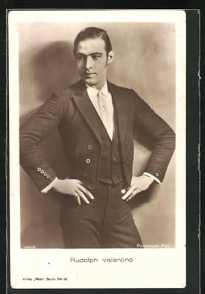 Ansichtskarte Schauspieler Rudolph Valentino in Pose