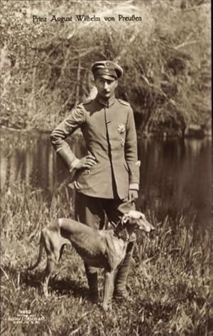 Ansichtskarte / Postkarte August Wilhelm Prinz von Preußen, Standportrait in Uniform, Windhund - ...