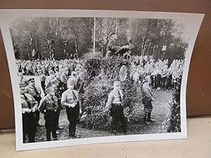 Bild des Verkufers fr Gauleiter Karl Kaufmann hlt die Festrede im Stadtpark am 1. Mai 1933. ( Photo Joseph Schorer -Originalabzug ). zum Verkauf von Antiquariat Friederichsen