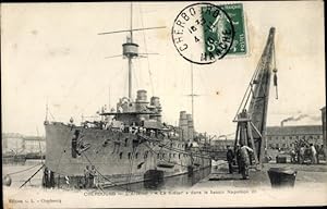 Bild des Verkufers fr Ansichtskarte / Postkarte Cherbourg Manche, l'Arsenal de la marine,Le Klber dans le bassin Napolon III zum Verkauf von akpool GmbH