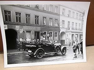 Bild des Verkufers fr berklebte KPD-Plakate durch Hakenkreuz-Hitler-Plakate in der Humboldtstrasse in Hamburg ca. 3. Mrz 1933. Originalabzug. zum Verkauf von Antiquariat Friederichsen