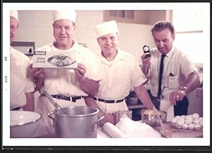 Bild des Verkufers fr Fotografie Schnappschuss im Werbefilm fr Burry's Kekse, Konditoren in der Backstube zum Verkauf von Bartko-Reher