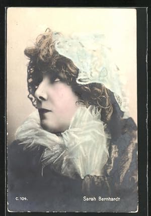 Bild des Verkufers fr Ansichtskarte Schauspielerin Sarah Bernhardt mit sehnsuchtsvollem Blick zum Verkauf von Bartko-Reher