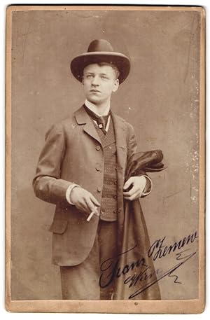 Fotografie unbekannter Fotograf und Ort, Portrait Franz Zemew im Anzug mit Zigarette und Hut, Aut...