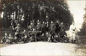 Foto Ansichtskarte / Postkarte Französische Soldaten in Uniformen, Radfahrer, Maschinengewehre