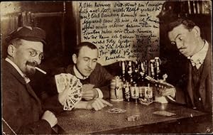 Ansichtskarte / Postkarte Männer spielen Karten, Bierflaschen, Zigarette