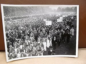 Bild des Verkufers fr Aufmarsch zur ersten NS-Maifeier am 1. Mai 1933. Schwarz-weies Originalfoto. zum Verkauf von Antiquariat Friederichsen