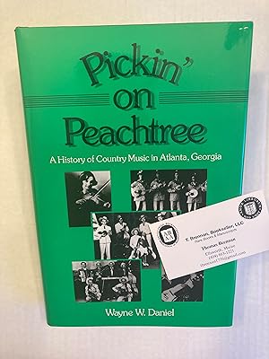 Bild des Verkufers fr Pickin' on Peachtree: A History of Country Music in Atlanta, Georgia. zum Verkauf von T. Brennan Bookseller (ABAA / ILAB)