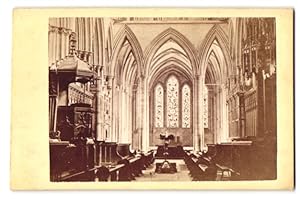 Fotografie Burgess, Jennings, Norwich, unbekannter Ort, Innenansicht einer Kirche mit Kanzel