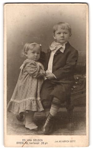 Bild des Verkufers fr Fotografie Ed. Van Delden, Breslau, Gartenstrasse 36, Grosser Bruder mit kleiner Schwester zum Verkauf von Bartko-Reher