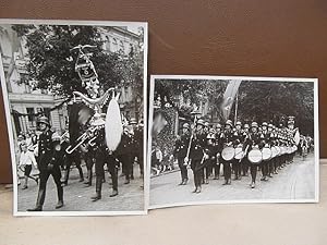 Bild des Verkufers fr Musikzug SS-Standarte 28 ( Hamburg ). 2 Originalfotos + 2 weitere Fotos von 1 SS-Kompanie und einem Fahnenzug ( einmal Foto von J. Schorer, einmal durch Erich Scheunemann ). zum Verkauf von Antiquariat Friederichsen