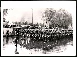 Fotografie Keystone, Ansicht Belgrad, Soldaten mit Deutschem Fallschirmjäger-Stahlhelm bei einer ...