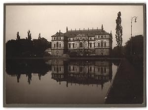 Imagen del vendedor de Fotografie unbekannter Fotograf, Ansicht Dresden, Palais im grossen Garten mit Teich a la venta por Bartko-Reher