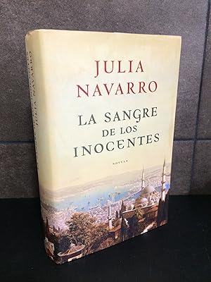 Seller image for La sangre de los inocentes/ The Blood of the Innocents. Julia Navarro. for sale by Lauso Books