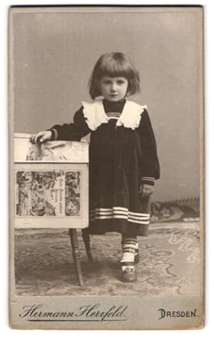 Bild des Verkufers fr Fotografie Hermann Herzfeld, Dresden, Altmarkt, Portrait kleines Mdchen im Samtkleid mit Spitzenkragen, Tierbuch zum Verkauf von Bartko-Reher