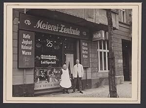 Fotografie unbekannter Fotograf, Ansicht Berlin, Ladengeschäft Meierei-Zentrale, Milchladen vom E...