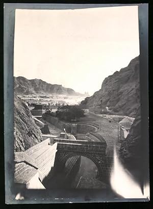 Fotografie unbekannter Fotograf, Ansicht Aden, Kanalsystem am Stadtrand 1906