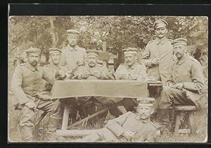 Foto-Ansichtskarte Soldaten am Gartentisch beim Kartenspiel