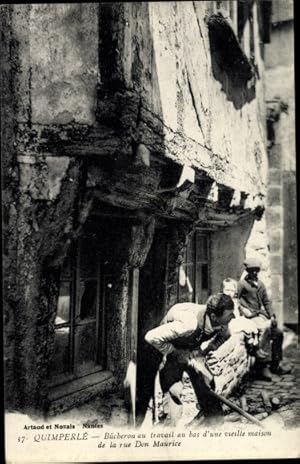 Ansichtskarte / Postkarte Quimperlé Finistère, Bucheron au travail au bas d'une vieille maison de...