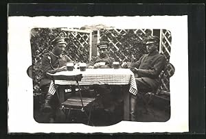 Foto-Ansichtskarte Soldaten am Biertisch beim Kartenspiel