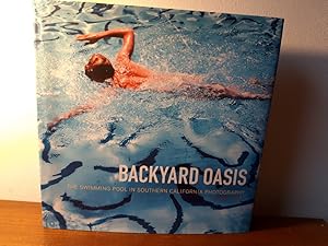 Immagine del venditore per Backyard Oasis: The Swimming Pool in Southern California Photography, 1945-1982. venduto da Antiquariat Langguth - lesenhilft