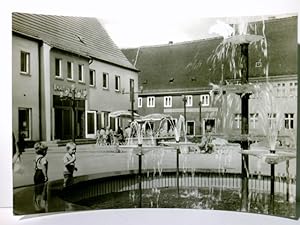 Gräfenhainichen. Marktplatz. Alte Ansichtskarte / Postkarte s/w ungel. 1979. Partie am Platz, Was...