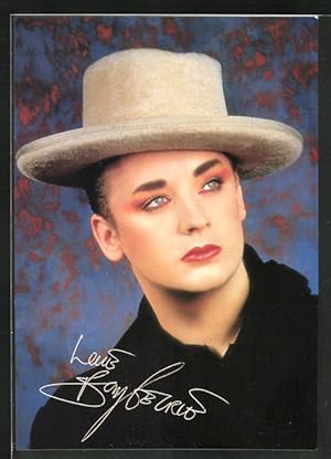 Bild des Verkufers fr Ansichtskarte Musiker Boy George blickt nachdenklich in die Ferne zum Verkauf von Bartko-Reher