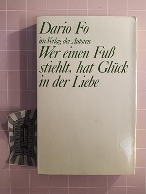 Bild des Verkufers fr Wer einen Fu stiehlt, hat Glck in der Liebe. Komdie in zwei Akten. (Theaterbibliothek). zum Verkauf von Druckwaren Antiquariat