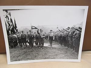 Bild des Verkufers fr SA-Appell auf der Moorweide. Obergruppenfhrer Freiherr von Schorlemer, Fhrer der SA-Gruppe Nordsee begren die Hamburger Kmpfer. Beiliegendes Foto: Bckenhauer spricht. Mai 1933. zum Verkauf von Antiquariat Friederichsen