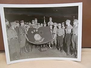 Hamburger SA-Männer mit erbeuteter Standarte des Roten Frontkämpferbundes (R.F.B. ), 15. Mai 1933...