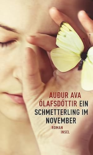 Imagen del vendedor de Ein Schmetterling im November : Roman ; Mit siebenundvierzig Rezepten und einer Strickanleitung. Audur Ava Olafsdttir. Aus dem Islnd. von Sabine Leskopf a la venta por ACADEMIA Antiquariat an der Universitt