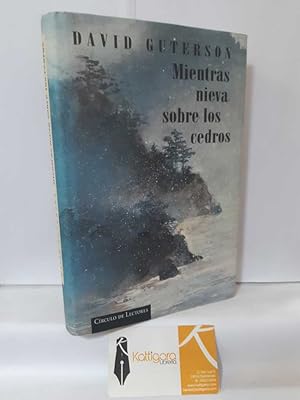 Imagen del vendedor de MIENTRAS NIEVA SOBRE LOS CEDROS a la venta por Librera Kattigara