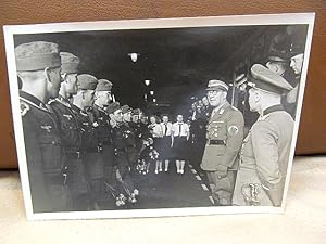 Bild des Verkufers fr Ansprache vor Soldaten mit Tulpen in den Hnden, weiter hinten BDM-Mdchen. Originalfoto wohl Hamburg 4. August 1933. zum Verkauf von Antiquariat Friederichsen