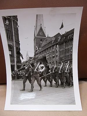 Bild des Verkufers fr Hamburgs Bauern marschieren. Wohl 1. Oktober 1933. Originalabzug. zum Verkauf von Antiquariat Friederichsen