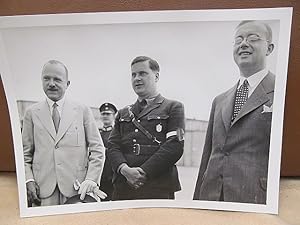 Reichsjugendführer Baldur von Schirach in Hamburg ca. August 1933. 4 Originalabzüge zeigen ihn im...