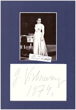 Imagen del vendedor de GALINA WISCHNEWSKAJA (Galina Vishnevskaya, 1926-2012) russische Opernsngerin (lyrischer bis dramatischer Sopran, ursprnglich Operettensopran). Sie war seit 1955 die Gattin des Cellisten und Dirigenten Mstislaw Rostropowitsch. Dmitri Schostakowitsch widmete ihr den Sopranpart seiner 14. Sinfonie sowie seine Sieben Romanzen nach Worten von A. Blok, sein Freund Benjamin Britten den Sopranpart in seinem War Requiem. a la venta por Herbst-Auktionen