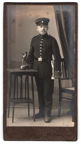 Seller image for Fotografie M.Hhnel, Jahnsdorf / Erzgeb., Portrait Soldat in Uniform mit Bajonett und Portepee for sale by Bartko-Reher