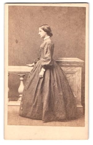 Photo Ayers, Yarmouth, 3 Clarence Palce, Portrait junge Dame im reifrock Kleid, Seitenprofil, 1862