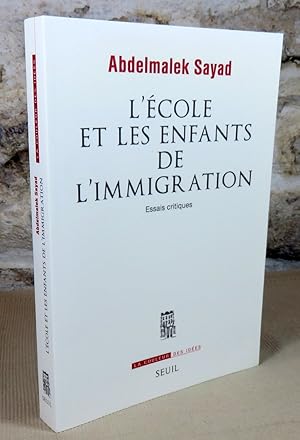 Imagen del vendedor de L'cole et les enfants de l'immigration. Essais critiques. a la venta por Latulu