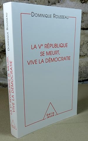 Bild des Verkufers fr La V rpublique se meurt, vive la dmocratie. zum Verkauf von Latulu