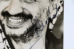 Bild des Verkufers fr Portrait photographique sign de Yasser Arafat zum Verkauf von Librairie Le Feu Follet