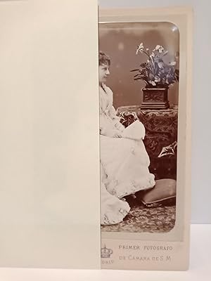 Immagine del venditore per Retrato de la Infanta D Paz, hija de la Reina Isabel II, de cuerpo entero venduto da Librera Miguel Miranda