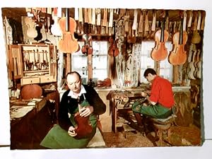 Bild des Verkufers fr Geigenbauer in Mittenwald. Obb. Alte Ansichtskarte / Postkarte farbig, gel.1972. Werkstatt der Geigenbauer, 2 arbeitende Personen., Handwerk, Tradition, Geigen. zum Verkauf von ABC Versand e.K.