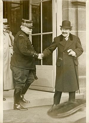 "Le Maréchal JOFFRE et Mr Aristide BRIAND photographiés le 20/3/1916" Photo de presse originale G...