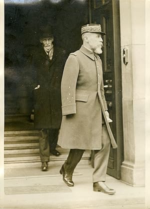 "Le Général GOURAUD quittant le domicile mortuaire de Monsieur BRIAND le 8 Mars 1932" Photo de pr...
