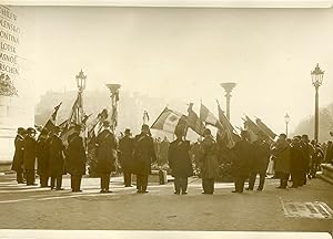 "Délégations d'Anciens Combattants devant le Tombeau du Soldat Inconnu (Toussaint 1931)" Photo de...