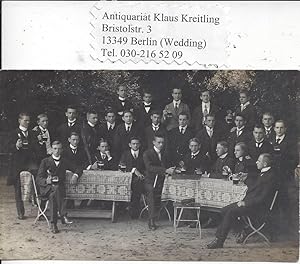 Bild des Verkufers fr Studentengruppe mit halbvollen Bierglsern zum Verkauf von Klaus Kreitling