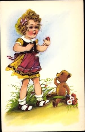 Ansichtskarte / Postkarte Mädchen mit Marienkäfer, Teddy, Wiese, Blumen